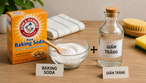 Tẩy bồn cầu bị ố vàng lâu ngày bằng baking soda kết hợp giấm trắng để làm mềm và loại bỏ mảng bám.