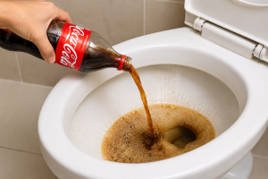Coca-Cola được sử dụng để tẩy bồn cầu bị ố vàng lâu ngày bằng cách đổ trực tiếp vào khu vực có vết bẩn.